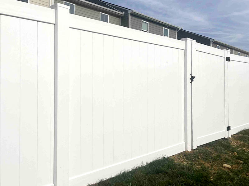 Southern Kentucky & Middle Tennessee residential vinyl fence installation contractor